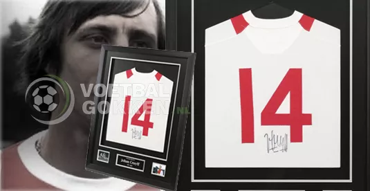 Prijsvraag: WIN een authentiek gesigneerd Ajax-shirt van Johan Cruijff!